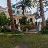Raggiungiamo finalmente la facciata principale della villa che ci lascia davvero incantati per la sua maestosit� e imponenza, raramente riscontrabili in altre dimore nobiliari baresi